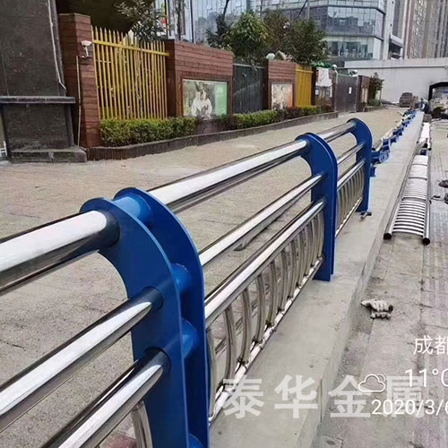 不銹鋼護(hù)欄 不銹鋼護(hù)欄